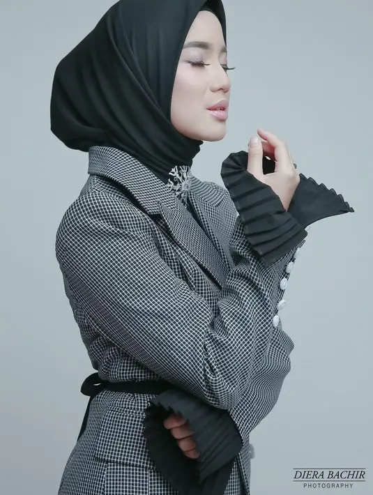 "Dia bilang Cha, aku gak mau lo cerita lewat telepon. Nia juga ga kaget, kita udah sering banget ngebahas ini sama Nia," kata Chacha Frederica. (Instagram/chafrederica)