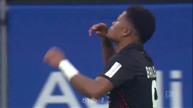 Bayer Leverkusen melibas tim penghuni zona degradasi Hamburg dengan skor 2-1, Sabtu (17/2). Leon Bailey mengantar tim tamu Leverku...