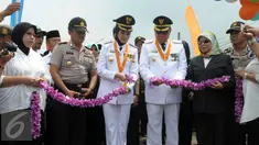 Wali Kota Tangerang Selatan terpilih Airin Rachmi Diany didampingi Wakil Wali Kota Benyamin Davnie menggunting pita peresmian Jembatan Ciater Kota Tangsel, Rabu (20/4). (Liputan6.com/Helmi Afandi)