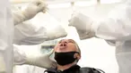 Petugas medis mengambil sempel lendir salah satu peserta test SWAB massal gratis di halaman Dinas Kesehatan Tangeramg Selatan, Banten, Minggu (30/8/2020). Test Swab gratis tersebut diikuti 750 orang untuk pencegahaan penyebaran Covid-19. (merdeka.com/Dwi Narwoko)