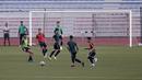 Para pemain Timnas Indonesia U-22 saat latihan di Stadion Rizal Memorial, Manila, Jumat (22/11). Latihan ini persiapan jelang laga SEA Games 2019. (Bola.com/M Iqbal Ichsan)