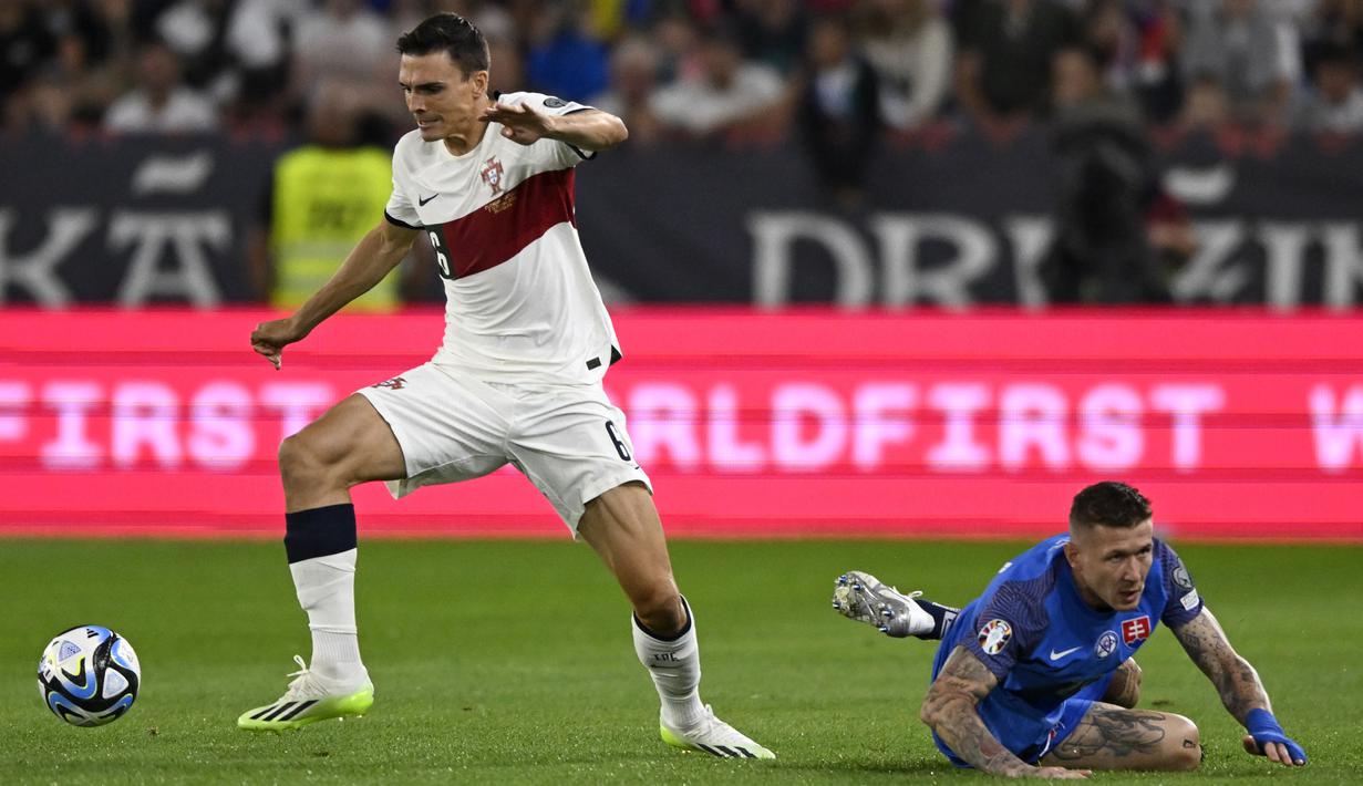 Berkat hasil ini, Portugal pun bertengger di kokoh di puncak klasemen Grup J dengan poin sempurna 15 dari lima kali bertanding. (AP Photo/Radovan Stoklasa)