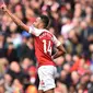 Striker Arsenal, Pierre-Emerick Aubameyang, merayakan gol yang dicetaknya ke gawang Brighton pada laga Premier League di Stadion Emirates, London, Minggu (5/5) Kedua klub bermain imbang 1-1. (AFP/Glyn Kirk)