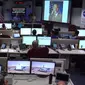 Anggota misi Laboratorium Ilmu Pengetahuan Mars (Mars Science Laboratory) NASA mendengarkan pesan suara dari Administrator NASA Charles Bolden di area dukungan misi di Laboratorium Jet Propulsion (Jet Propulsion Laboratory) pada tanggal 27 Agustus 2012. (Dok: tangkapan layar dari jpl.nasa.gov)