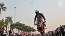 Freestyler melakukan atraksi freestyle sepeda motor saat memeriahkan Festival Damai Millenial Road Safety di Monas, Jakarta, Minggu (23/6/2019). Festival ini menyosialisasikan disiplin berlalu lintas serta merajut persatuan dan kesatuan, khususnya generasi millienial. (merdeka.com/Iqbal Nugroho)