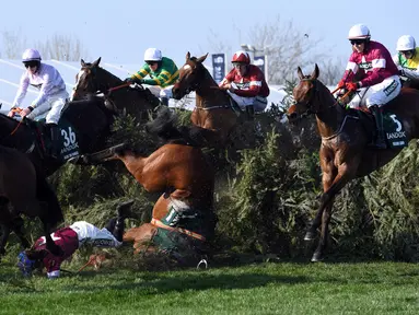 Seorang joki bernama Rachael Blackmore terjungkal bersama kudanya saat mengikuti pacuan kuda Grand National di Aintree Racecourse di Liverpool, Inggris (14/4). Rachael Blackmore mengalami cedera akibat insiden itu. (AFP/Paul Ellis)