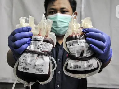 Petugas PMI DKI Jakarta menunjukkan kantong darah saat kegiatan donor darah keliling di Thamrin 10, Jakarta Pusat, Senin (14/3/2022). PMI DKI Jakarta bekerja sama dengan Pasar Jaya Thamrin 10 menggelar donor darah yang dikhususkan untuk pedagang atau pelaku UMKM. (merdeka.com/Iqbal S. Nugroho)