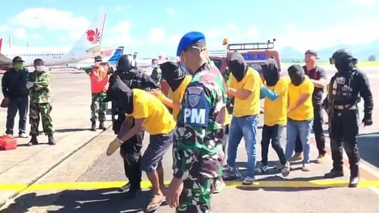 Para napi itu diterbangkan ke Yogyakarta pada Kamis pagi, kemudian dijemput mobil Lapas Nusakambangan.