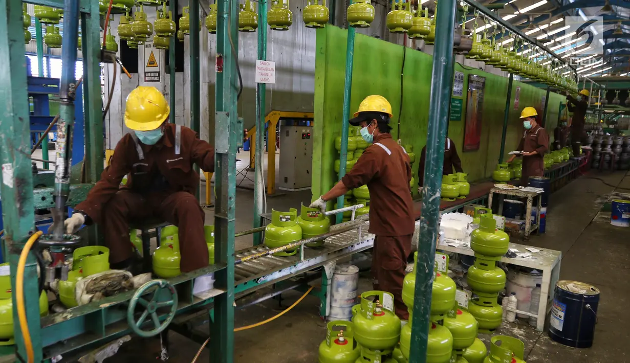 Pekerja mereproduksi tabung gas elpiji 3 kg di Depot LPG Tanjung Priok, Jakarta, Selasa (29/1). Pemerintah dan Badan Anggaran DPR menyepakati kenaikan anggaran subsidi energi di 2019 dari Rp 156,6 triliun menjadi Rp 160 triliun. (Liputan6.com/Johan Tallo)