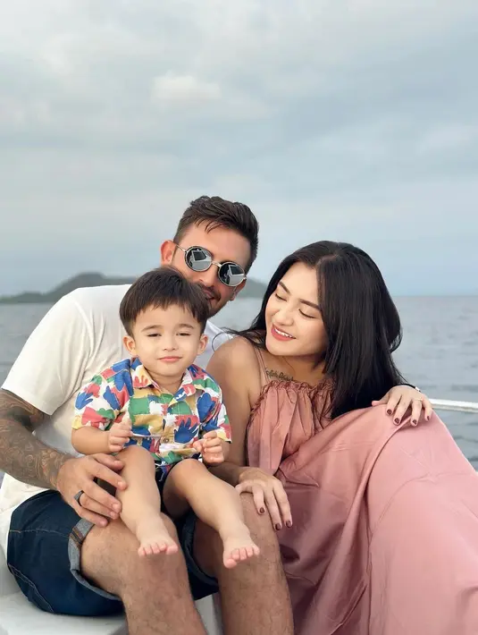 Dalam unggahan foto bertiga, Nathalie menyebut dirinya sangat bersyukur hidup bersama mereka. "I’m thankful you’re in my life ,you make me smile and laugh," tulisnya dalam keterangan foto. [Foto: Instagram/nathalieholscher]