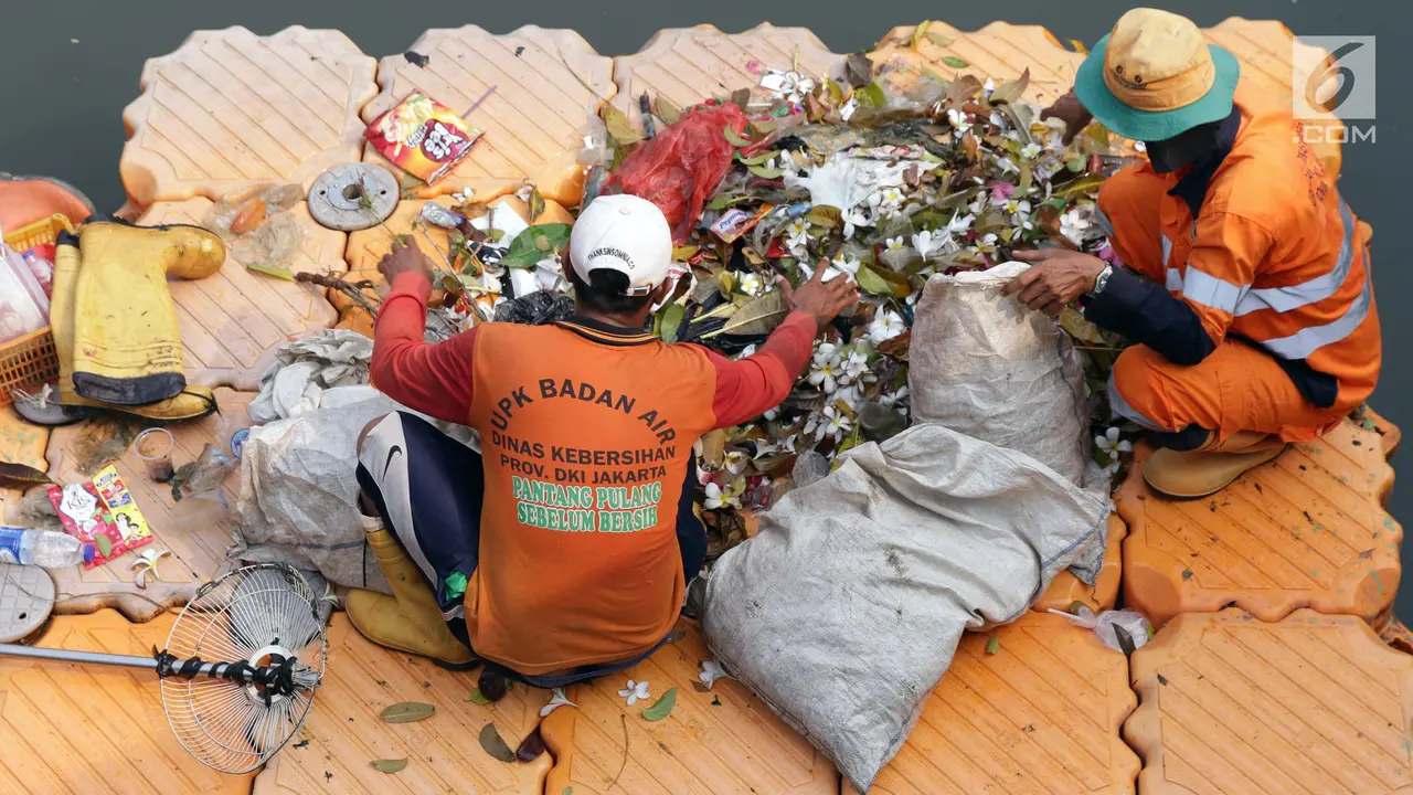 Menjaga Kebersihan Anak Kali Ciliwung