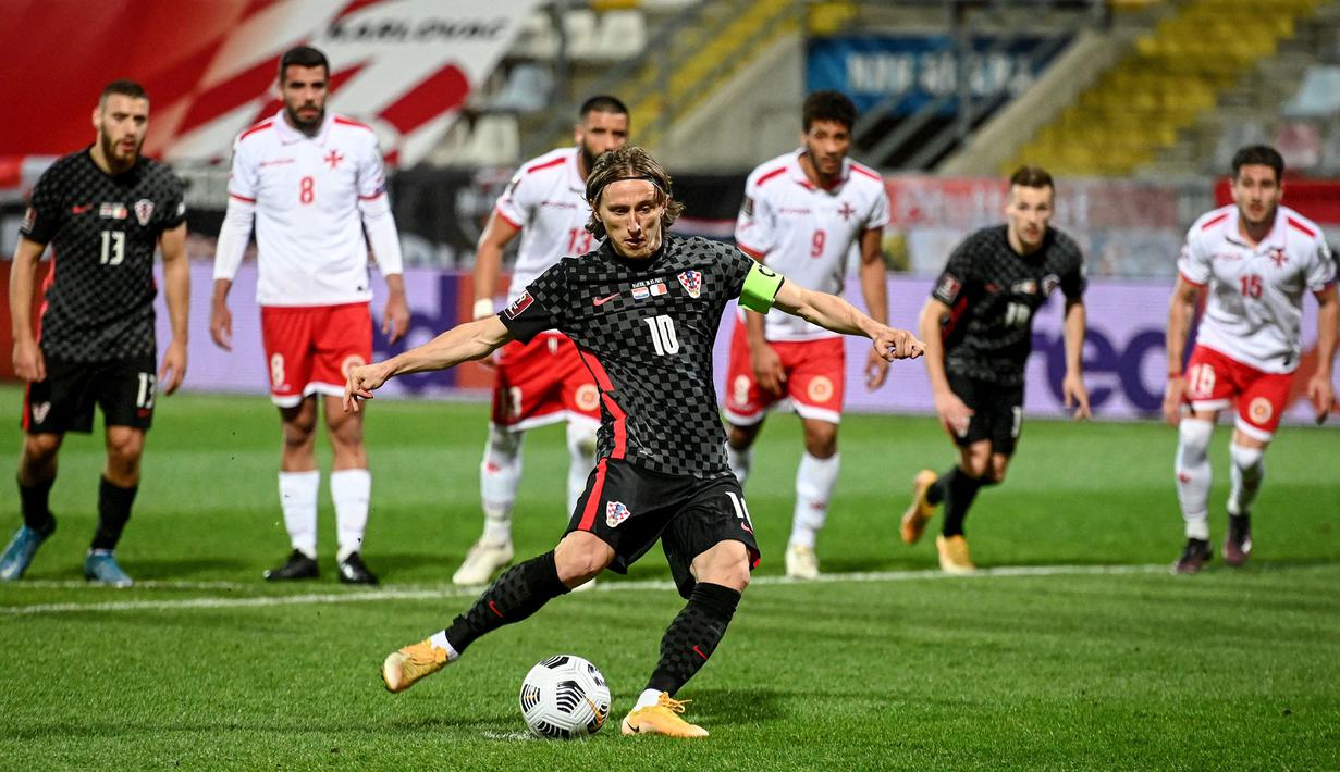 Luka Modric - Motor serangan Real Madrid ini masih dipercaya Timnas Kroasia mengisi lini tengah mereka. Pemain 35 tahun ini akan bermain dengan Ivan Rakitic, Mateo Kovacic, dan Marcelo Brozovic. (Foto: AFP/Denis Lovrovic)