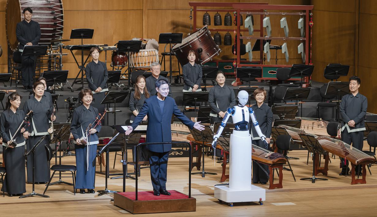 Sepanjang pertunjukan, mata biru robot ini menatap tanpa berkedip ke arah para musisi, dan hanya mengangguk-anggukkan kepala mengikuti irama musik. (Photo by National Theater of Korea / AFP)