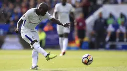 N'Golo Kante melepaskan tembakan jarak jauh yang berbuah gol saat melawan Leicester City  pada lanjutan Premier League di King Power Stadium, Leicester, (9/9/2017). Chelsea menang 2-1.  (Mike Egerton/PA  via AP)