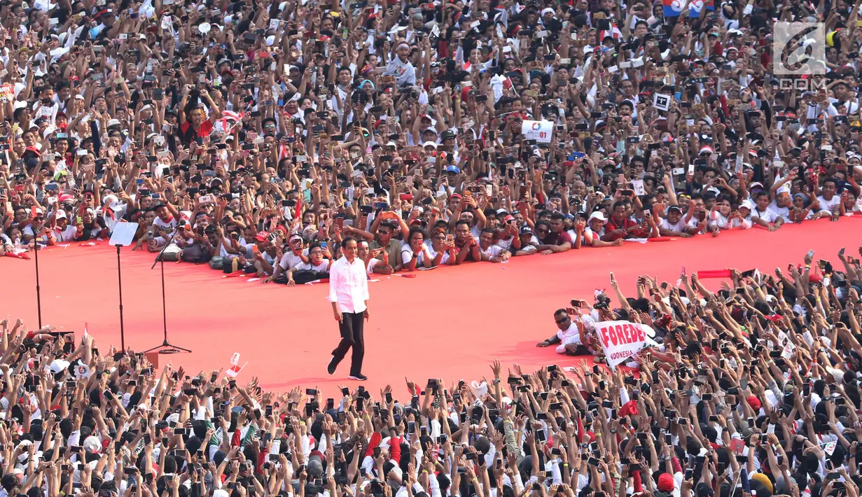 Capres 01 Joko Widodo menyapa pendukungnya saat kampanye akbar bertajuk 'Konser Putih Bersatu' di Stadion Gelora Bung Karno, Jakarta, Sabtu (13/4). Dalam kampanyenya Jokowi mengajak  untuk mencoblos pasangan 01 Jokowi-Ma'ruf Amin saat Pemilu 2019. (Liputan6.com/Angga Yuniar)