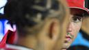 <p>Pembalap Ferrari, Charles Leclerc (kanan) dan pembalap Mecedes, Lewis Hamilton saling berbincang selama konferensi pers Formula 1 GP Inggris di Sirkuit Silverstone, Inggris, 6 Juli 2023. (AFP/Ben Stansall)</p>