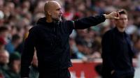 Manajer Manchester City asal Spanyol, Pep Guardiola, memberi isyarat selama pertandingan&nbsp;Premier League antara Brentford dan Manchester City di Stadion Komunitas Gtech, London, pada 5 Oktober 2025. (Adrian Dennis/AFP)