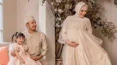 Kartika Putri melakukan maternity shoot bersama suami dan anak pertamanya, Syarifah Khalisa. (Foto: Instagram/ riomotret)