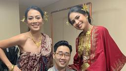 Mantan istri Marcell Siahaan ini juga berpose dengan penyanyi juniornya Maudy Ayunda dan suami. (Foto: Instagram/@deelestari)