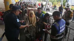 Tercatat, ada 1.600 penumpang bertolak menuju Indonesia Timur menggunakan KM Dobonsolo dari Pelabuhan Tanjung Priok. (Liputan6.com/Herman Zakharia)