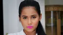 Yunita Siregar berpose saat jeda syuting Serial Elif Indonesia, Jakarta, Minggu (7/2/2016). Yunita berperan sebagai Iis (Serial Elif Turki adalah Goncha) asisten rumah tangga di kediaman Kenan. (Liputan6.com/Gempur M Surya)