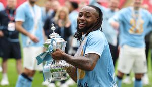Antoine Semenyo dari Manchester City memegang trofi juara setelah pertandingan final Piala FA Inggris antara Chelsea dan Manchester City di London, Sabtu, 16 Mei 2026. (AP Photo/Richard Pelham)