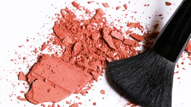 Cara Menyelamatkan Alat Makeup Korban Mainan Anak di Rumah