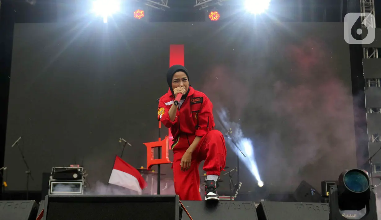 Grup band Kotak tampil pada acara doa bersama dan konser amal Salam Satu Jiwa di Bekasi, Jawa Barat, Minggu (8/1/2023). Konser ini merupakan bentuk dukungan dan solidaritas terhadap korban tragedi Kanjuruhan Malang. (Liputan6.com/Herman Zakharia)