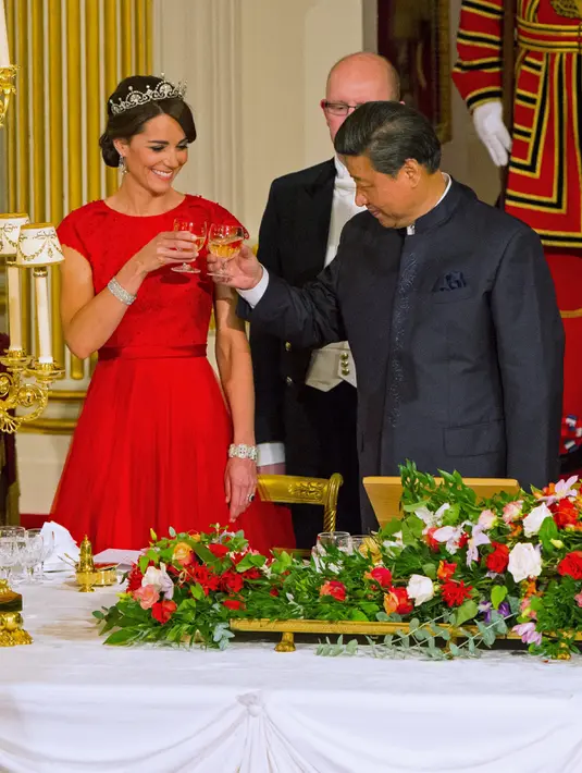 Duchess of Cambridge Kate Middleton saat bersulang dengan Presiden China Xi Jinping pada jamuan kenegaraan di Istana Buckingham, London, Selasa (20/10). Presiden Xi Jinping melakukan lawatan selama empat hari ke Inggris. (Reuters/Dominic Lipinski/Pool)