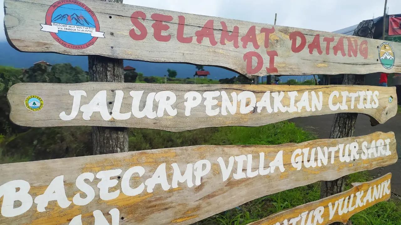 Salah satu papan petunjuk pintu masuk jalur pendakian Gunung Guntur, via Citiis blok Seureuh Jawa, Tarogong Kaler.