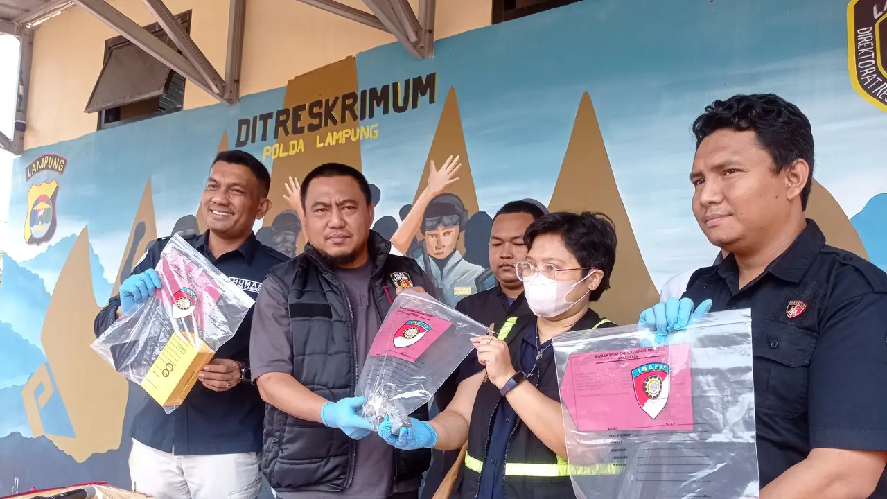 Ditreskrimum Polda Lampung saat menunjukkan barang bukti senjata api yang digunakan pelaku. Foto : (Liputan6.com/Ardi)