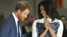 Pangeran Harry dan Michelle Obama berbincang saat menghadiri sebuah acara di Fort Belvoir, Virginia, Rabu (28/10). Pertemuan ini diadakan untuk mendukung pelaksanaan Invictus Games Orlando 2016 kepada para tentara yang terluka. (AFP PHOTO/SAUL Loeb)