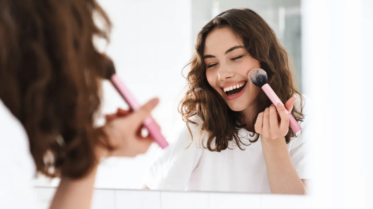 tersenyum bahagia dandan makeup mencintai diri sendiri