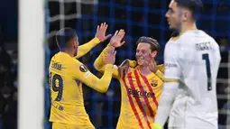 Lima menit berselang, Barcelona menambah keunggulan menjadi 2-0. Gol dicetak Frenkie de Jong melalui sebuah sepakan melengkung dari luar kotak penalti yang tidak mampu diantisipasi kiper Napoli, Alex Meret. (AFP/Andreas Solaro)