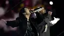 Dalam menyanyikan lagu Dreamers, Jungkook berduet dengan penyanyi asal Qatar, Fahad Al Kubaisi. (AP Photo/Manu Fernandez)