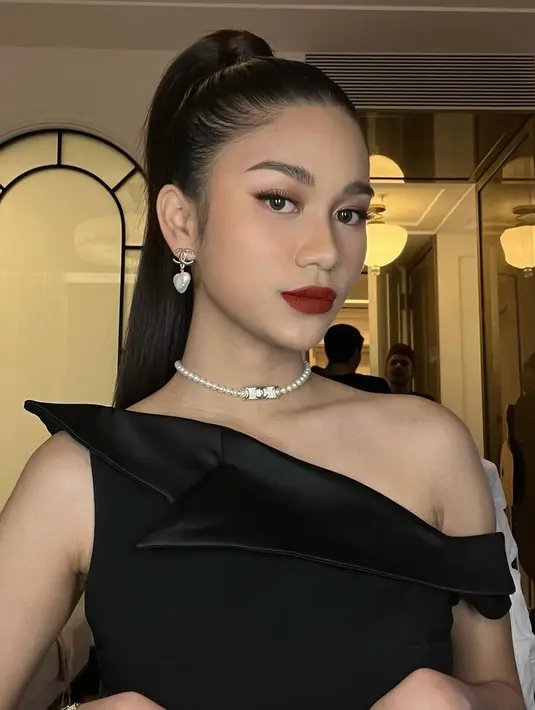 Transformasi tampilan Azizah dari sehari-hari sampai formal ini sukses pukau penggemar. Nggak sedikit yang memuji auranya perempuan 20 tahun itu jadi terlihat lebih dewasa dan elegan. Bagaimana menurutmu, Sahabat Fimela? [@ochiipramita/@azizahsalsha_]