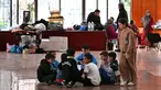 Anak-anak mengobrol sambil duduk di sebuah sekolah yang diubah menjadi tempat penampungan bagi pengungsi di kota Dekwaneh, utara Beirut, Lebanon, pada Kamis 5 Maret 2026. (Joseph EID/AFP)