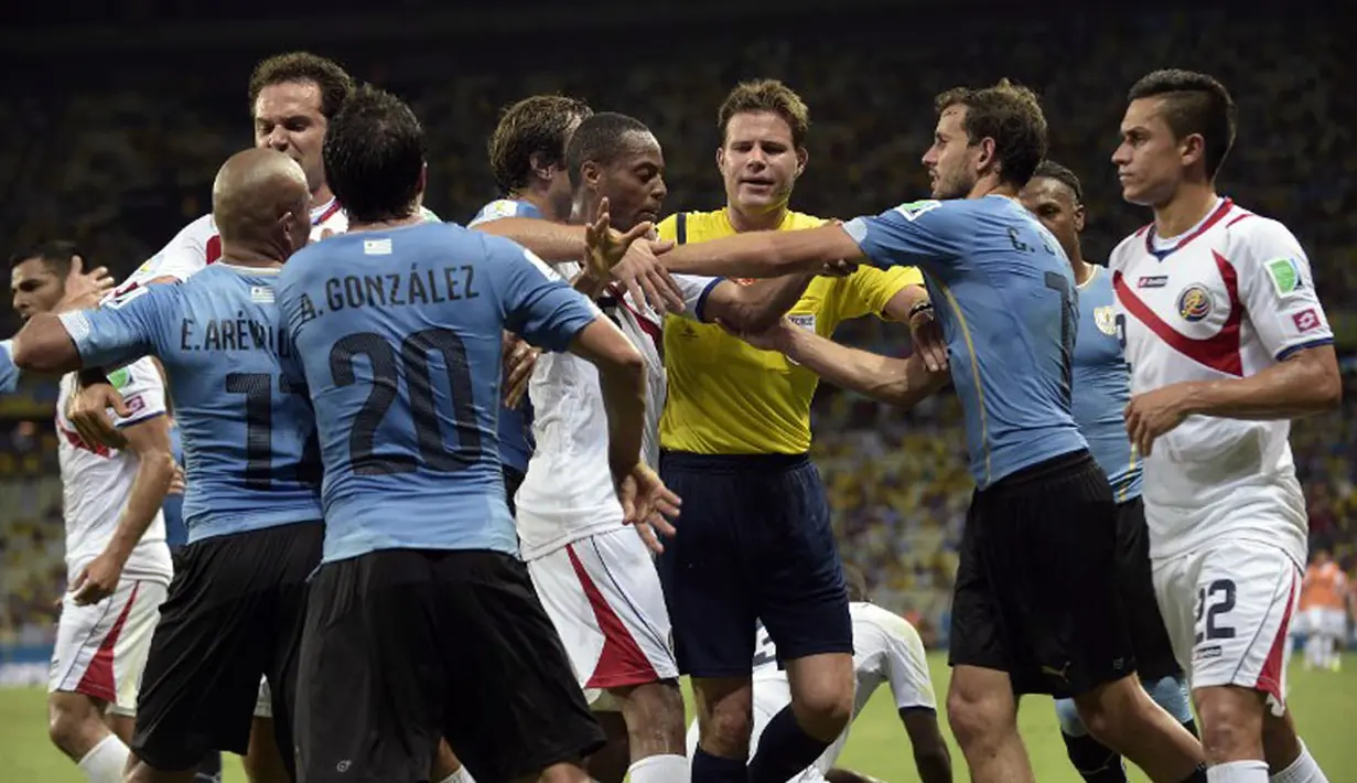 Sempat terjadi keributan kecil antara pemain Uruguay dan Kosta Rika yang berlaga di babak penyisihan Piala Dunia 2014 Grup D di Estadio Castelo, Fortaleza, Brasil, (15/6/2014). (AFP PHOTO/Daniel Garcia)