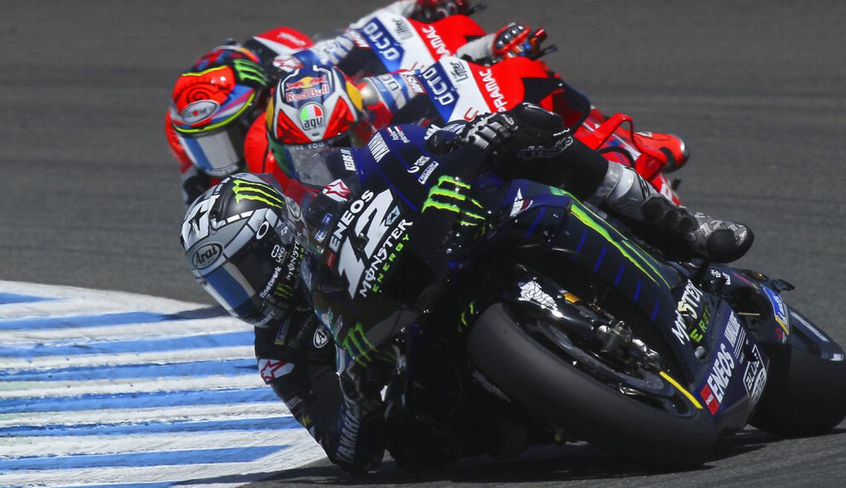 Pembalap Monster Yamaha, Maverick Vinales, saat beraksi pada MotoGP Andalusia di Sirkuit Jerez, Minggu (26/7/2020). Fabio Quartararo berhasil finis pertama dengan catatan waktu 41 menit 22,666 detik. (AP Photo/David Clares)