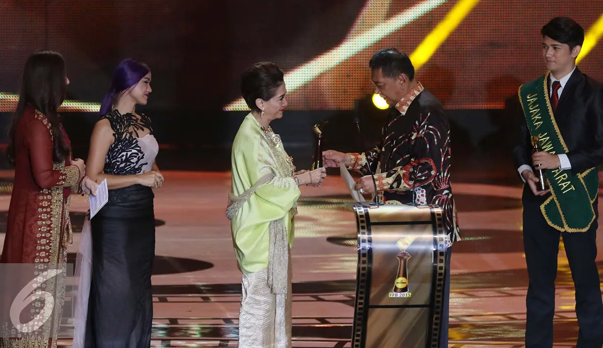 Aktris Senior Widyawati menerima penghargaan Lifetime Achievment Award (Penghargaan Capaian Seumur Hidup) dalam Festival Film Bandung ke-28 yang telah berlangsung di Monumen Perjuangan Rakyat, Jawa Barat, Sabtu (12/9/2015). (Liputan6.com/Herman Zakharia)