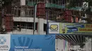 Pekerja menyelesaikan proyek pembangunan rumah susun terintegrasi dengan sarana transportasi atau Transit Oriented Development (TOD) di Tanjung Barat, Jakarta, Sabtu (11/5/2019). Pembangunan rusun TOD Stasiun Tanjung Barat itu ditargetkan rampung pada 2021 mendatang. (Liputan6.com/Angga Yuniar)