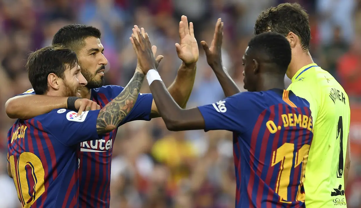 Para pemain Barcelona merayakan gol yang dicetak Lionel Messi ke gawang Huesca pada laga La Liga Spanyol di Stadion Camp Nou, Barcelona, Minggu (2/8/2018). Barcelona menang 8-2 atas Huesca. (AFP/Lluis Gene)