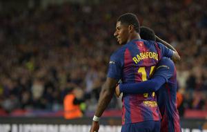 Penyerang Barcelona, Marcus Rashford merayakan mencetak gol ketiga timnya selama pertandingan sepak bola liga Spanyol antara FC Barcelona dan Elche CF di Estadi Olimpic Lluis Companys di Barcelona pada 2 November 2025. (MANAURE QUINTERO/AFP)