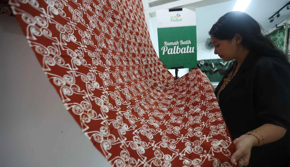 Pengunjung melihat hasil karya batik di Rumah Batik Palbatu di kawasan Jakarta Selatan, Senin (29/9/2025). (Kapanlagi.com/Budy Santoso)