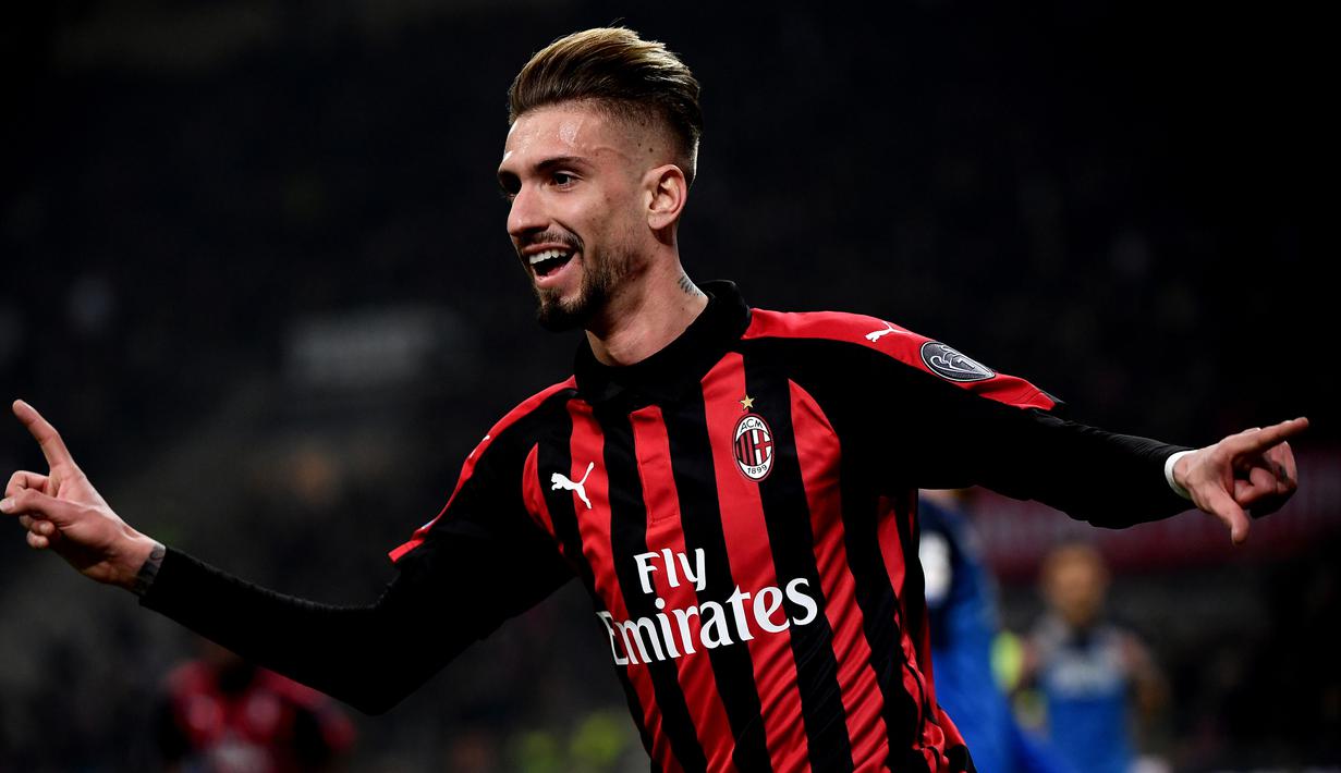 Gelandang AC Milan, Samuel Castillejo, merayakan gol yang dicetaknya ke gawang Empoli pada laga Serie A di Stadion San Siro, Milan, Jumat (22/2). Milan menang 3-0 atas Empoli. (AFP/Marco Bertorello)