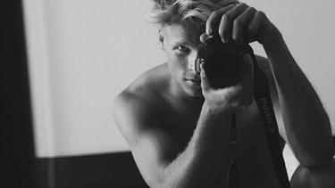 15 Pria Ganteng Yang Punya Gaya Selfie Seksi Fimela Fimela Com