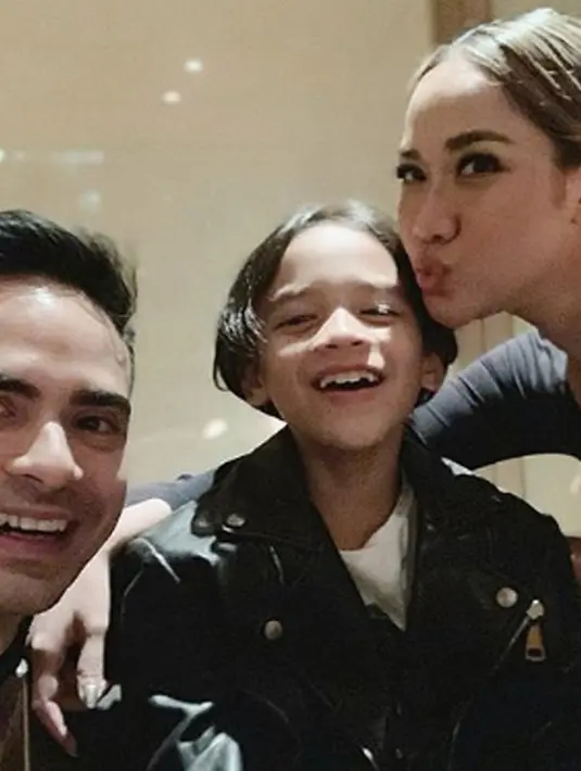 Noah Sinclair, buah hati BCL dan Ashraf yang sedang beranjak dewasa ini, sering kali menjadi perhatian warganet karena wajahnya yang tampan. (Liputan6.com/IG/bclsinclair)