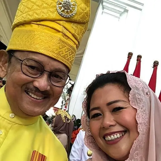 BJ Habibie Kesampaian Pakai Baju Adat Riau Sebelum Berpulang