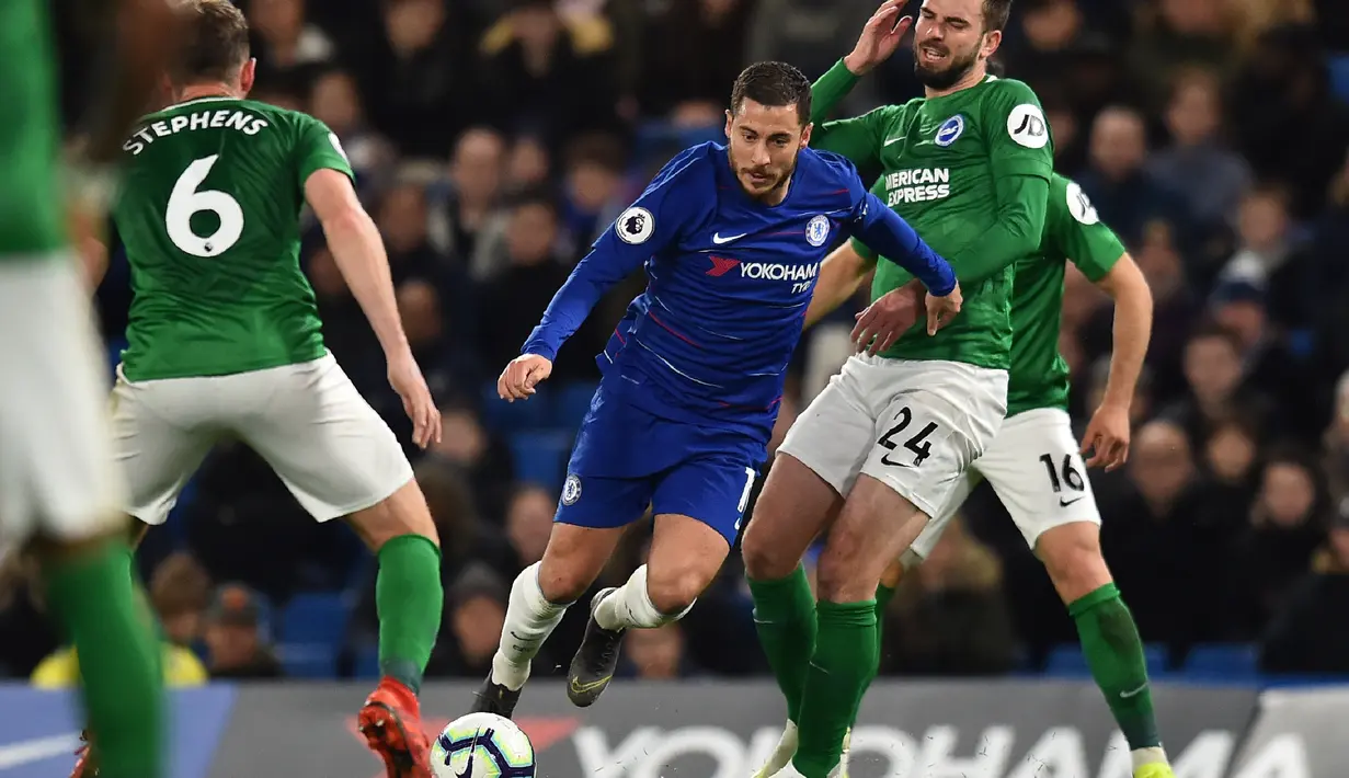 Aksi Eden Hazard melewati pemain Brighton pada laga lanjutan Premier League yang berlangsung di Stadion Stamford Bridge, London, Kamis (4/4). Chelsea menang 3-0 atas Brighton Albion. (AFP/Glyn Kirk)