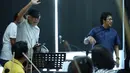 Iwan Fals saat menjalani sesi latihan bersama Erwin Gutawa Orchestra di Erwin Gutawa Studio, Cilandak, Jakarta Selatan, Minggu (21/8/2016). (Galih W. Satria/Bintang.com)